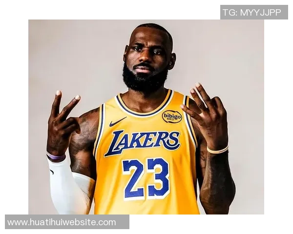 老詹被cue瞬间引发小卡幽默回应杯中轩尼诗引发媒体热议