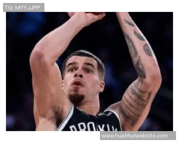 小波特女友现身赛场为独行侠加油引发热议与关注 小波特女友现身赛场为独行侠加油引发热议与关注